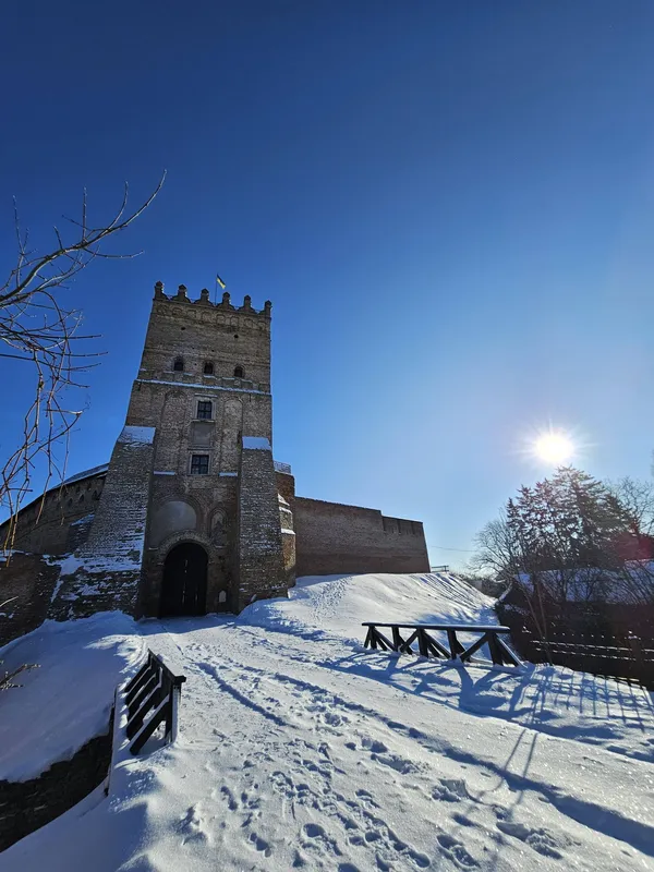 Кликуни несуть світло: показали мальовничі ранкові пейзажі Луцька (фото)