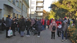 По 150 доларів від благодійників: у Луцьку – черги переселенців за виплатами (фото, відео)