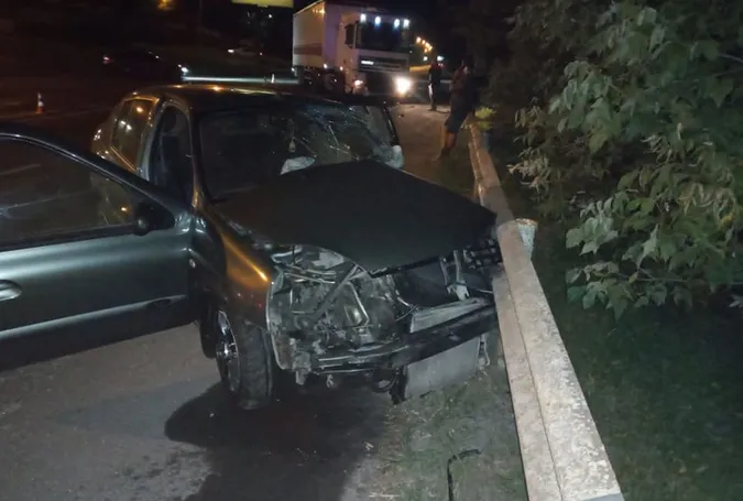 У Луцьку «рено» влетіло у вантажівку: водій легковика загинув (фото)