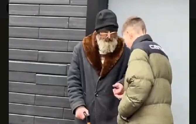 У Ковелі малолітній хуліган харкнув на немічного дідуся (відео)