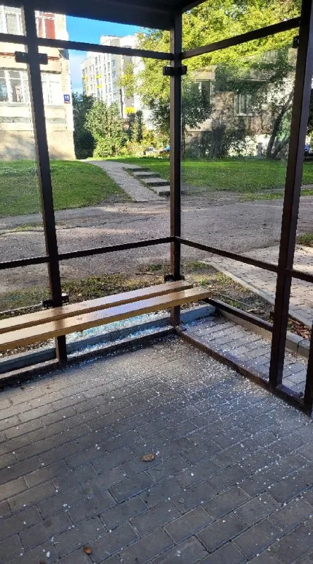 У Луцьку вночі вандали розбили нову зупинку (фото)