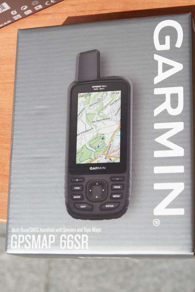 У Луцьку за гроші, зібрані під час благодійного забігу, придбали GPS-трекери для військових (фото)