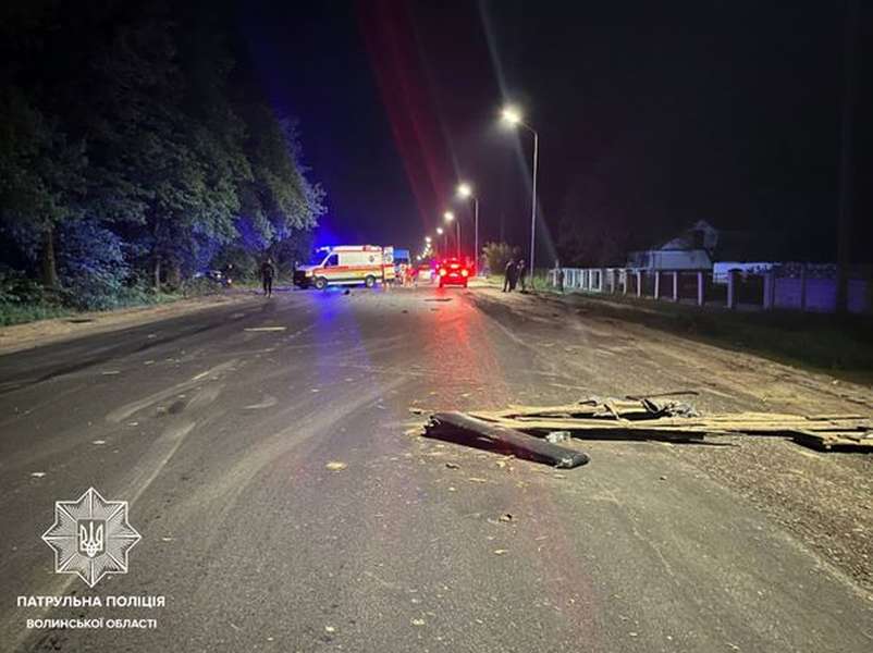 Авто злетіло, віз розвалився: біля Луцька не розминулися кінна підвода та «ауді» (фото)