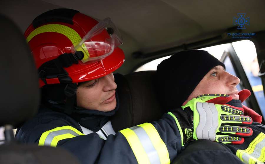 Допомога при ДТП: волинські рятувальники вчилися застосовувати спецобладнання (фото)