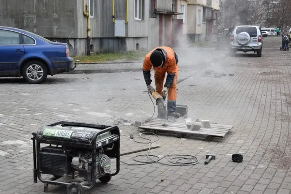 У Луцьку на Соборності відремонтували двір (фото)
