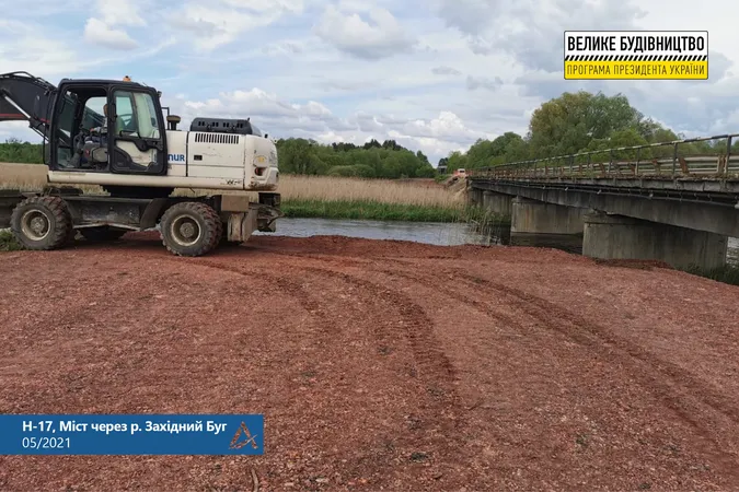 Готують тимчасову переправу: яка ситуація на мосту через Західний Буг
