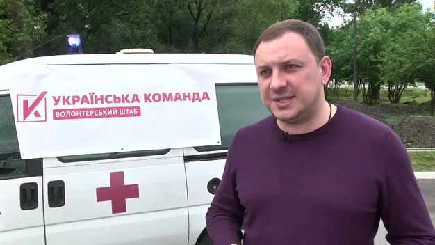 Волинські волонтери передали військовим «швидку» з Франції (відео)