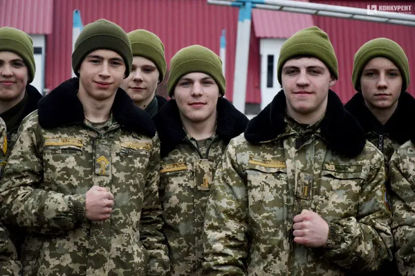 Дубинки, АК та шоломи: луцькі ліцеїсти відвідали військову частину Нацгвардії (фото)