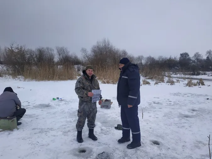 На Волині рятувальники проганяють рибалок з тонкої криги