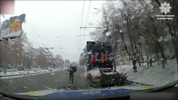 Негода не зупиняє: у Луцьку ловили «безсмертних» пішоходів (відео)