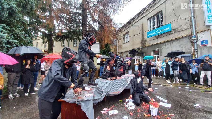 Сльози, квіти та плакати: у Луцьку рідні полонених захисників «Азовсталі» провели акцію (фото, відео)