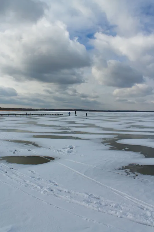Краю не видно: Світязь перетворився на крижану пустелю (фото)