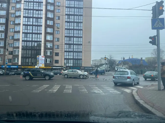 Бампер і капот – ущент: у Луцьку на Ковельській сталася ДТП (фото)