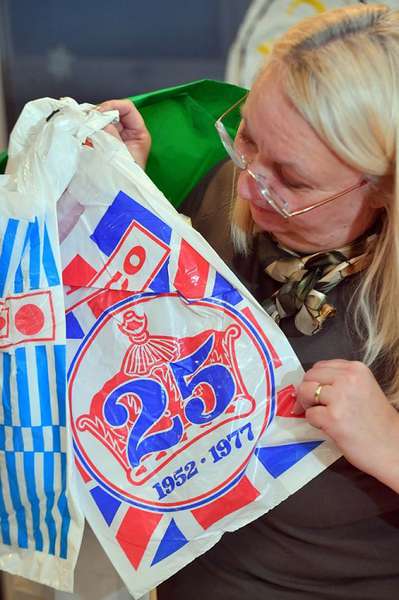 В Британії жінка за 40 років зібрала колекцію з 10 тисяч пластикових пакетів (фото)