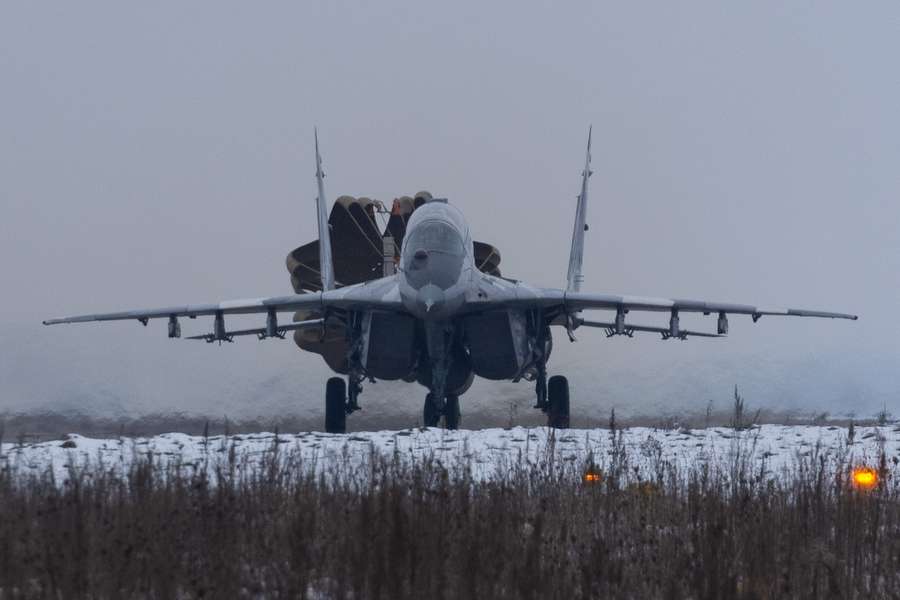 На луцький аеродром з бойового чергування повернулися фронтові винищувачі (фото)