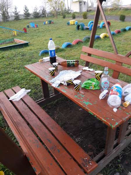 Купа сміття: на території  дитячого садка на Волині невідомі розпивали спиртні напої