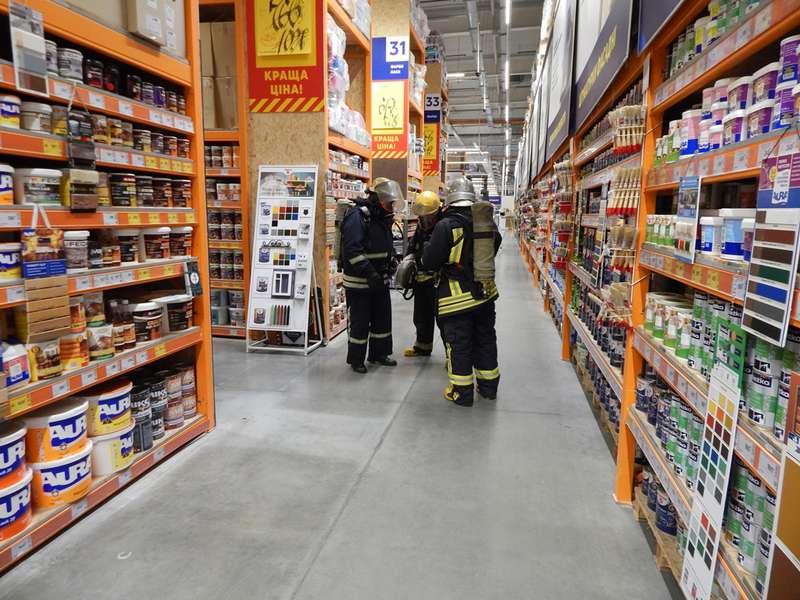 У луцькому «Епіцентрі» працювали пожежники: що сталося (фото)