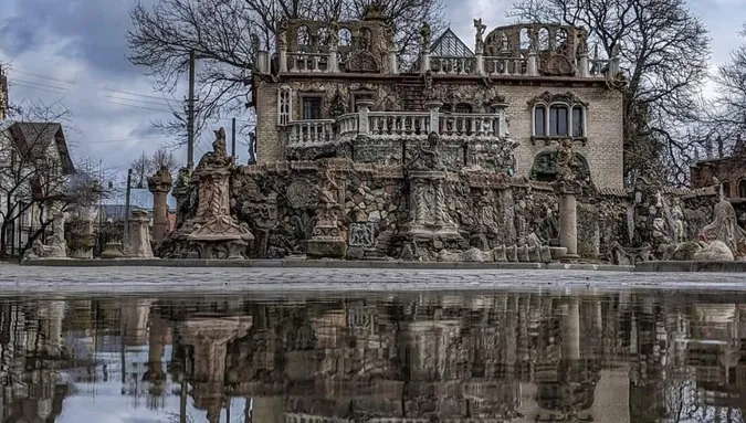 У Луцьку до «Будинку з химерами» підступає вода (фото)