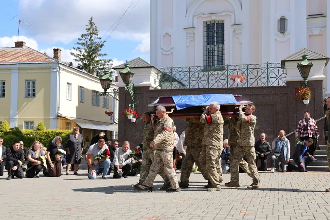 Луцьк навколішки попрощався з воїном Анатолієм Гончаревичем