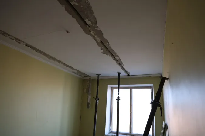 У Луцьку почали ремонт пошкодженого ворожим дроном будинку (фото)