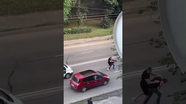 З'явилося відео, як у Луцьку троє чоловіків побили «маршрутчика»