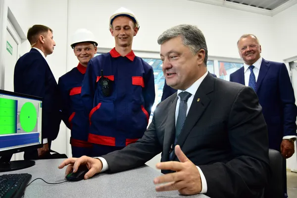 VIP-персони, гвинтокрили та новий завод: репортаж з візиту Порошенка на Волинь (фото)