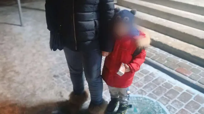 Зник, поки мама платила за покупки: патрульні Луцька оперативно знайшли 4-річного «мандрівника»