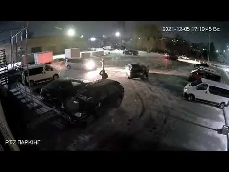 На парковці у Володимирі дрифтували три автомобілі (відео)