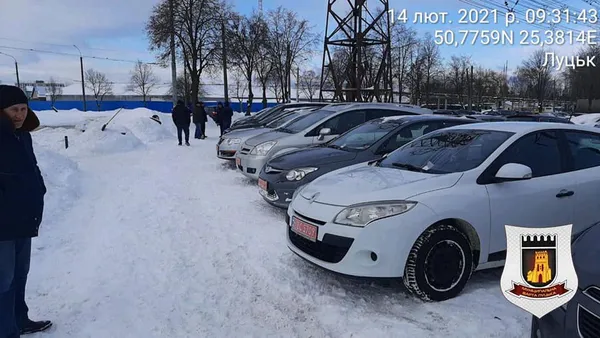 Муніципали оштрафували понад 200 водіїв, які приїхали на луцький авторинок (фото)