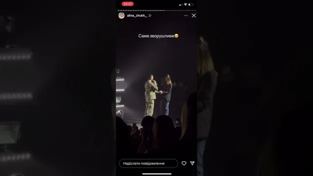 Неймовірно зворушливо: у Луцьку на концерті YAKTAK військовий освідчився своїй коханій (відео)