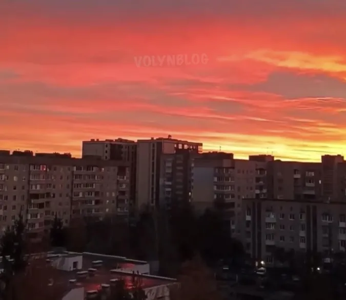 Казковий світанок в осінньому Луцьку (фото)