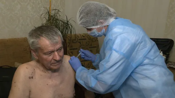 У Луцьку зробили перше щеплення вакциною CoronaVac