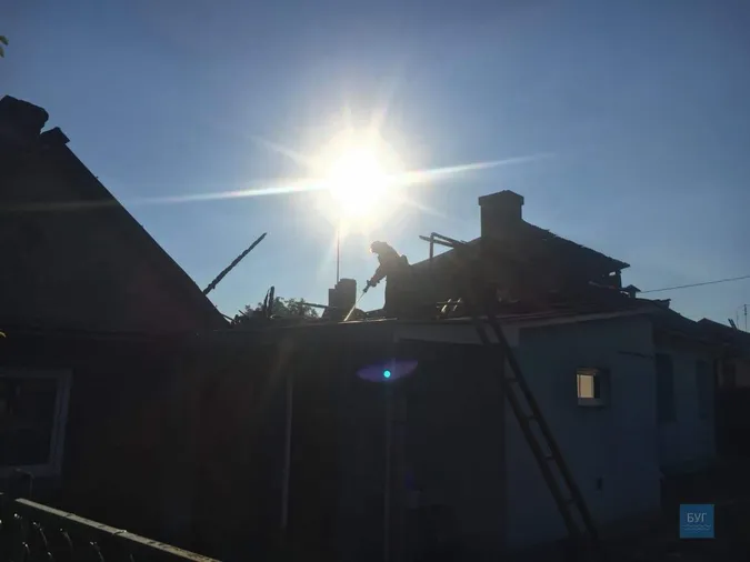 Згорів дах і побутові речі: у селищі на Волині палав будинок (відео)