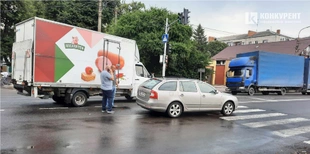 У Луцьку – ДТП на перехресті: зіткнулися «ковбасна» вантажівка і легковик (фото)