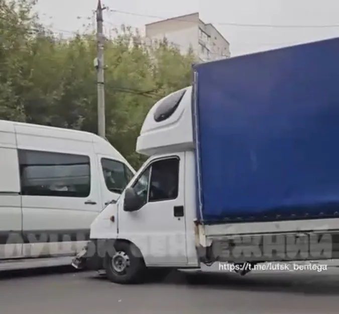 У Луцьку – ДТП: зіткнулися дві вантажівки (відео)