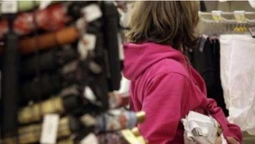 У Луцьку дві жінки поцупили з дитячого магазину речі (відео)