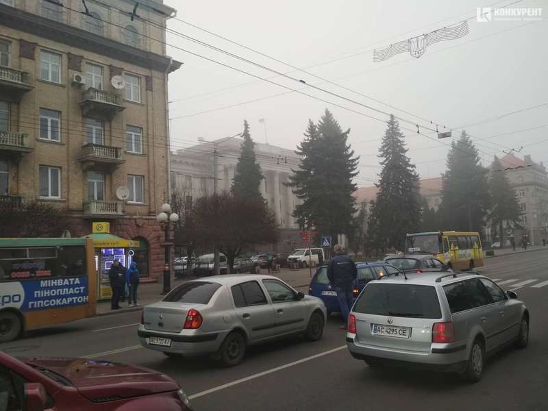 Аварія у центрі Луцька: рух ускладнений (фото)