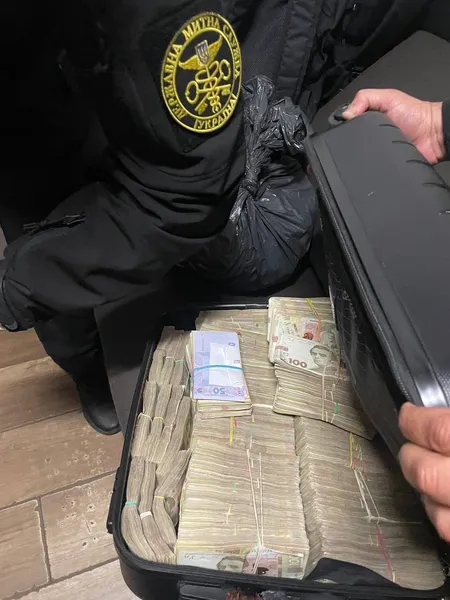 Гроші – валізами: через «Устилуг» намагалися провезти понад два мільйони гривень (фото, відео)