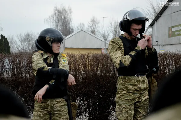 Дубинки, АК та шоломи: луцькі ліцеїсти відвідали військову частину Нацгвардії (фото)
