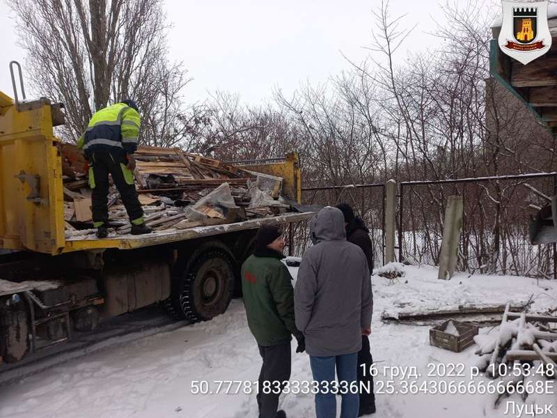Сміття зносили роками: у Луцьку муніципали прибирають захаращену територію (фото)