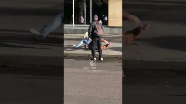 У Луцьку біля ЦУМу побились троє чоловіків (відео)