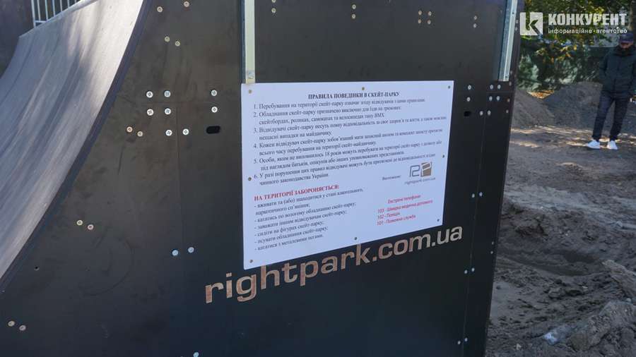 Штучне покриття та ліхтарі: у Луцьку завершують будівництво урбан-парку (фото)