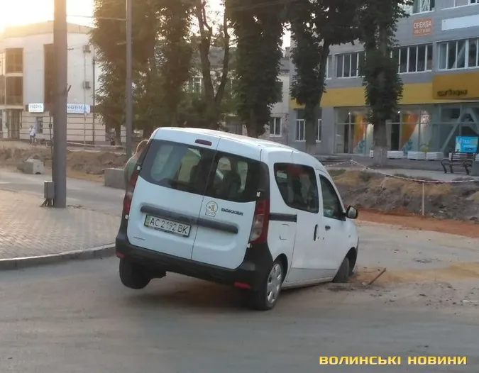 Авто потрапило у пастку на проспекті Волі у Луцьку (фото)