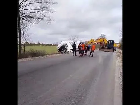 На трасі між Володимиром та Ковелем вантажівка злетіла з дороги (відео)