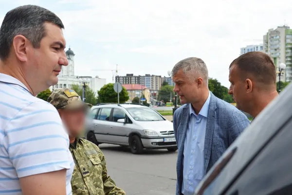 З Волині на передову передали мінівен (фото)