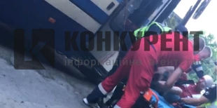 У Луцьку п'яний чоловік розбив головою скло в автобусі (відео)