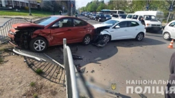 У Луцьку водійка Renault при повороті врізалася у Hyundai (фото, відео)