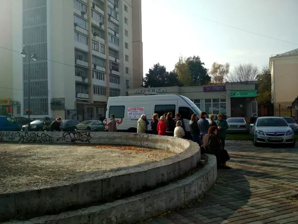 У центрі Луцька безкоштовно оглядають груди (фото)