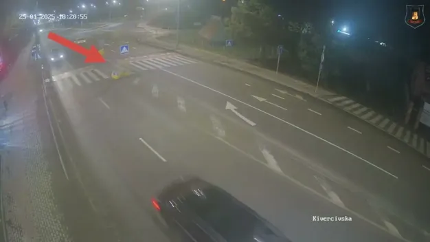 У Луцьку Audi знесла тумбу на «острівці безпеки» (відео)
