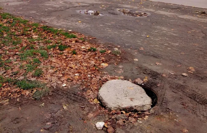 У Луцьку знайшли аварійний люк, накритий шматком бетону (фото)